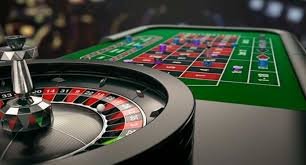 Permainan meja poker dengan kartu dan chip di atas meja hijau